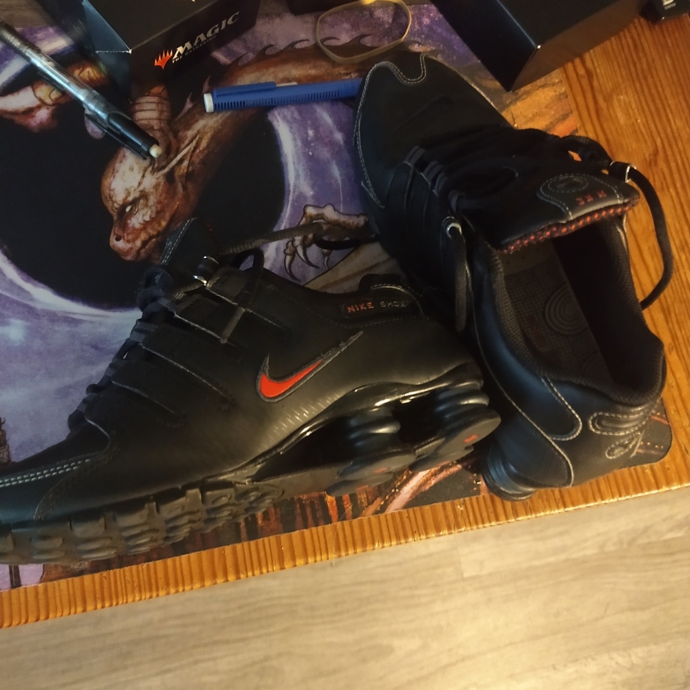 Black Nike shox NZ with red details women's 8